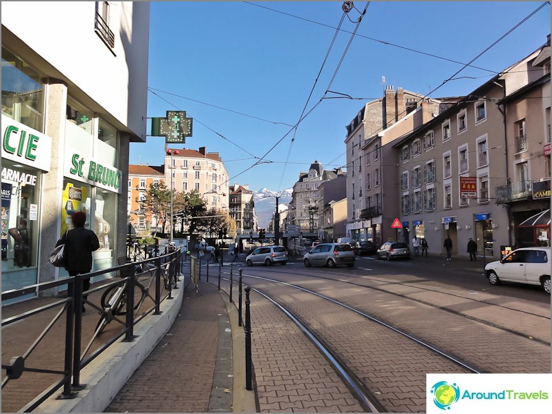 Cada calle en Grenoble termina con una montaña