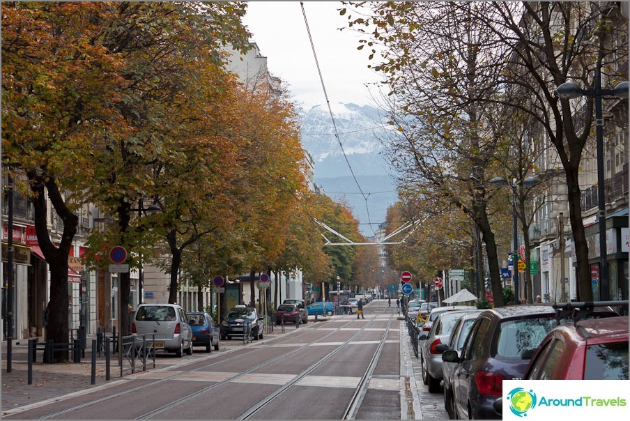 Jede Straße in Grenoble endet mit einem Berg