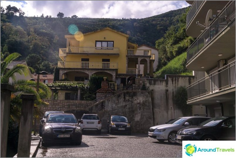 Appartementen in Budva op de bovenste verdieping