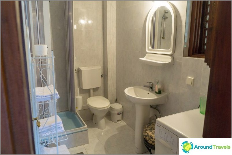 Large bathroom with washing machine