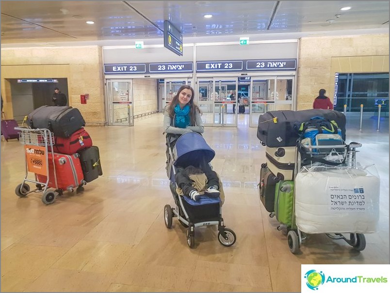 Nous attendons un taxi à la sortie de l'aéroport