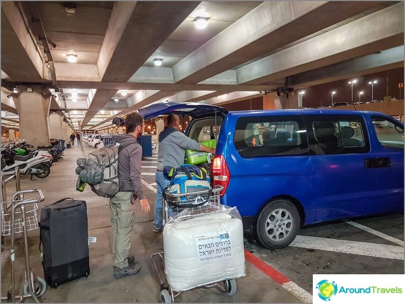 Chargement d'un tas de coffre à bagages