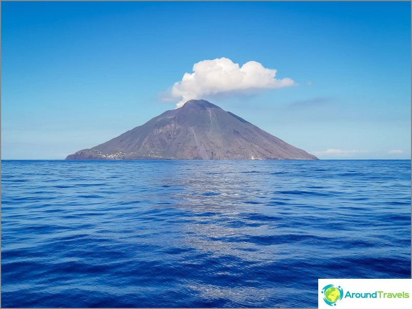 Île de Stromboli avec volcan actif