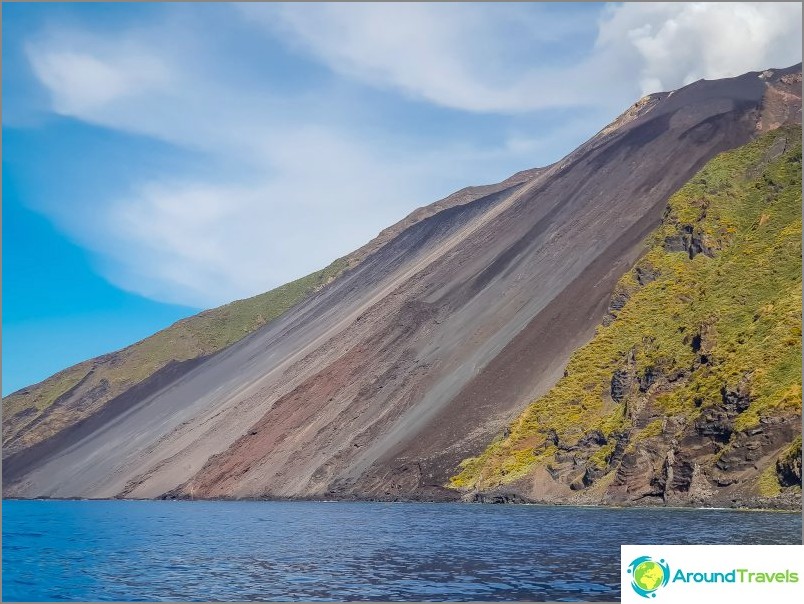 Lava fließt ins Meer