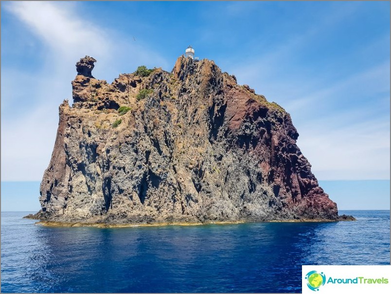 Pequeña isla con un faro