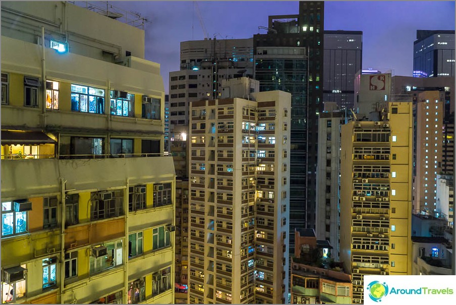 La vue depuis la fenêtre d'un appartement à Hong Kong