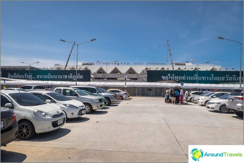 Widok z parkingu na terminal rozszerzeń