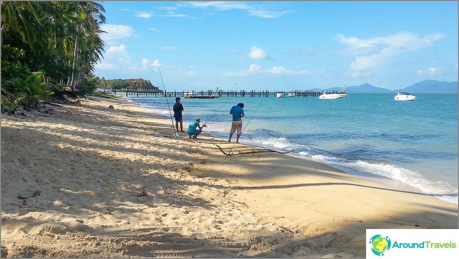 Maenam Beach e ao longe Lompraya Pier