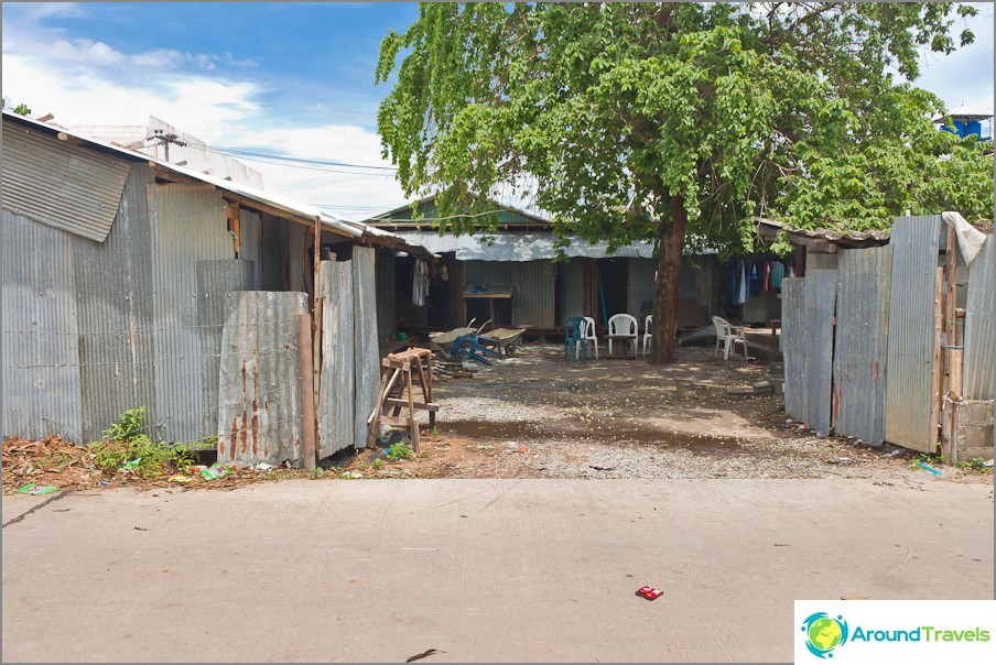 Cabanes thaïlandaises en métal sur un côté