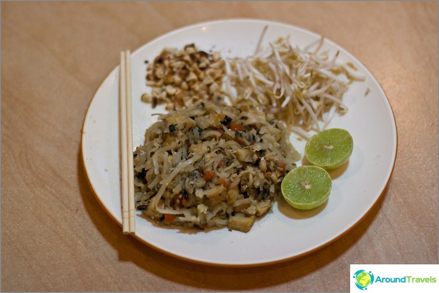 Ensimmäinen keitetyt ateriamme on Pad Thai