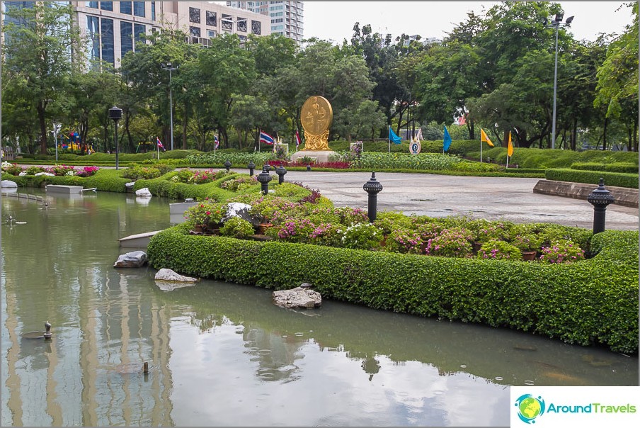 Benjasiri park view from the road