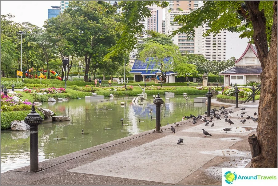 Benjasiri park view from the road