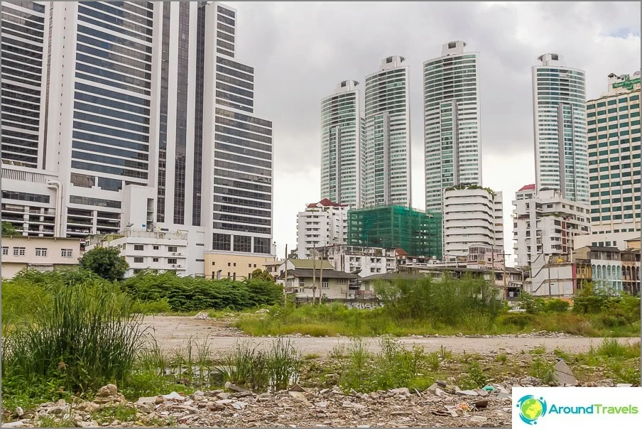 Is there a place for a future skyscraper next to the park?