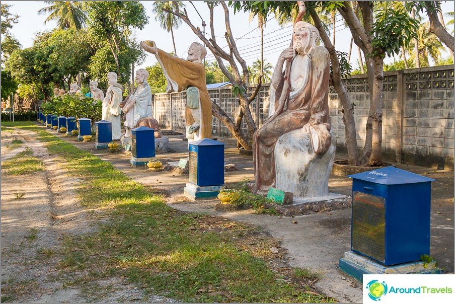 À l'arrière du temple, vous pouvez faire des dons réguliers à certains oncles.