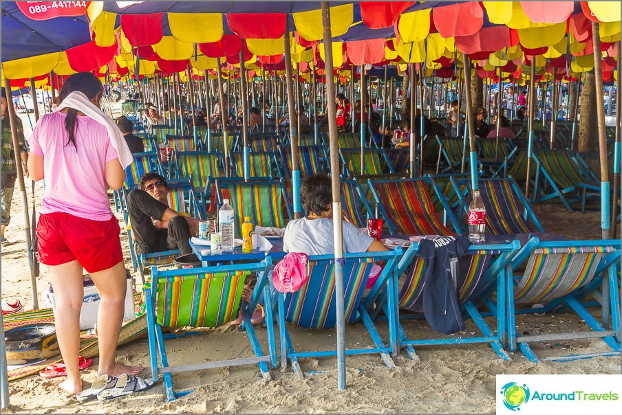 Hela stranden är full av schäslonger, vila på thailändskt