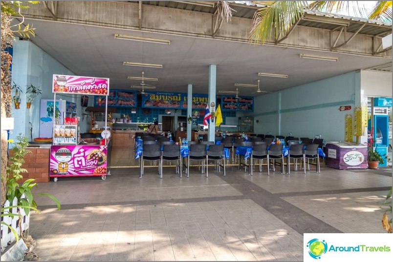 Na dużym jest jeszcze tajski food court