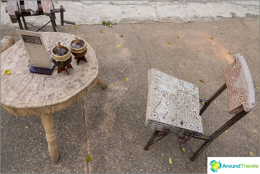 Cafetería con muebles interesantes.