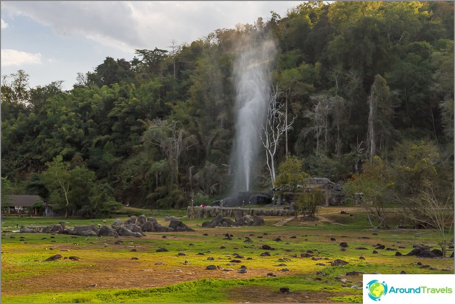 Une source chaude a une fontaine au-dessus de la forêt!