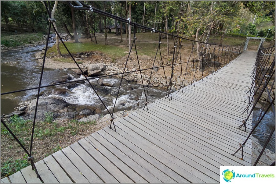 Stream - une rivière de montagne avec un pont