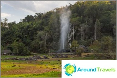 Une source chaude a une fontaine au-dessus de la forêt!