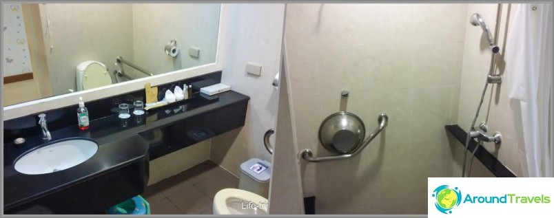 Ogni camera ha il proprio bagno con doccia