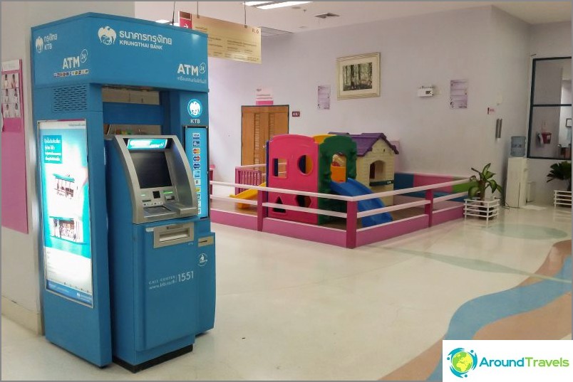 Hay cajeros automáticos, un parque infantil, generalmente muchos lugares