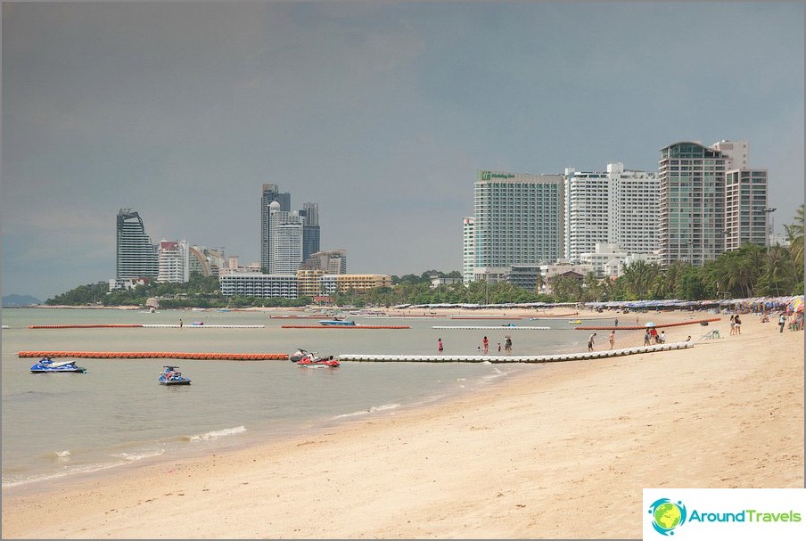 مجموعة المباني الشاهقة على اليسار هي بالفعل شاطئ Wongamat في منطقة ناكلوا