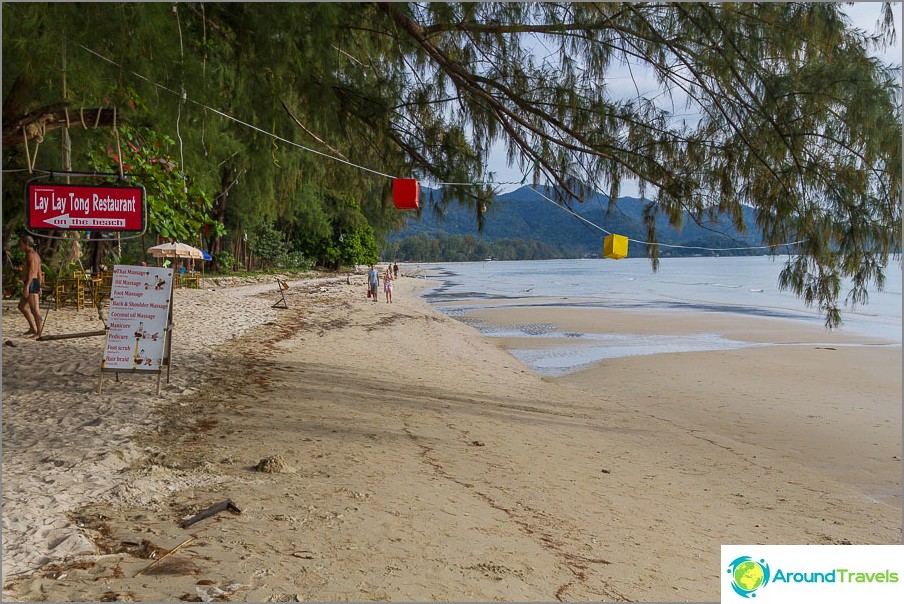 Praia de Klong Prao em frente à placa