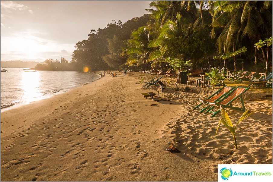 Klong Kloi Beach auringonlaskun aikaan ja sateessa