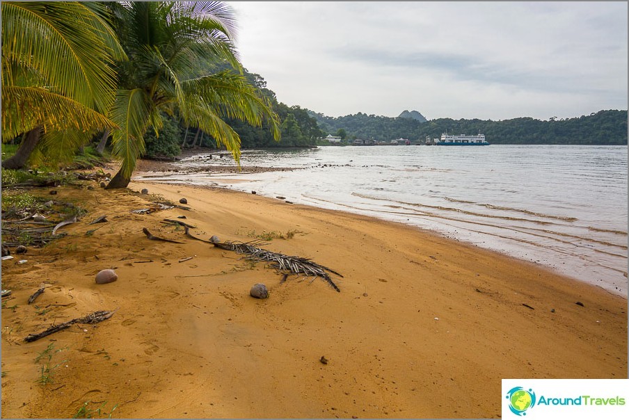 ชายหาดใกล้ท่าเรือเฟอร์รี่เซ็นเตอร์พ้อยท์