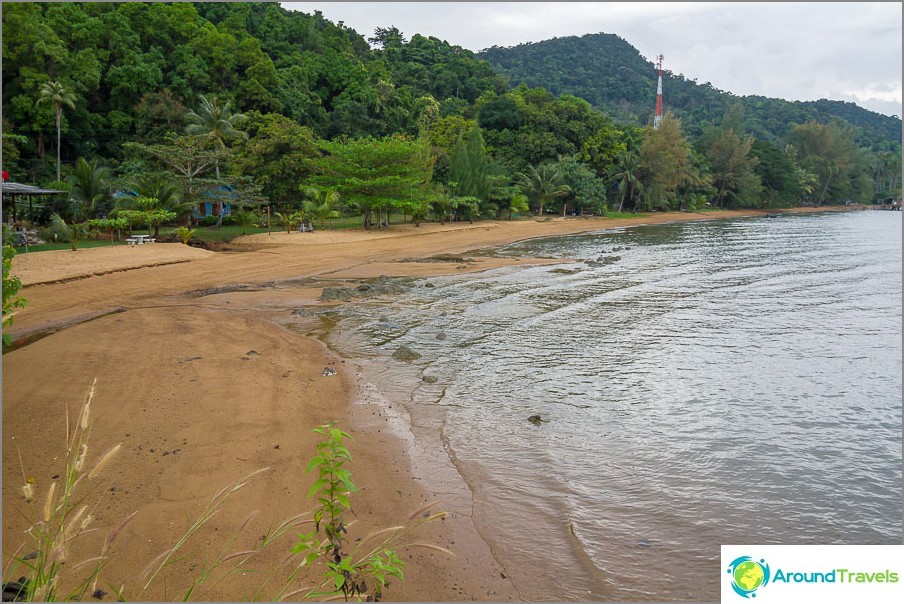 Praia ao lado de um cais não utilizado