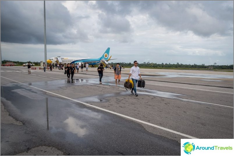 Let NokAir přes Nakhon Si Tammarat a poté autobusem a trajektem