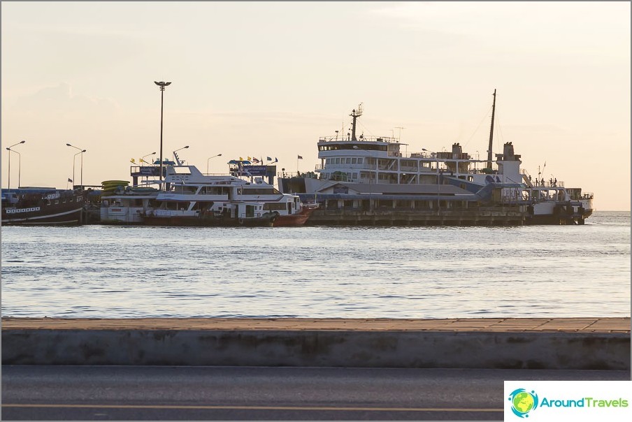 Ferry and pier in Nathon