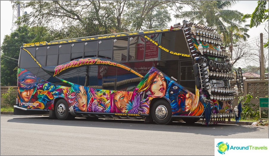 Os ônibus locais podem ser muito coloridos