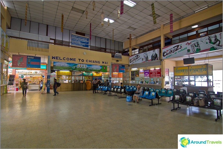 Wewnątrz starego budynku Arcade Bus Terminal