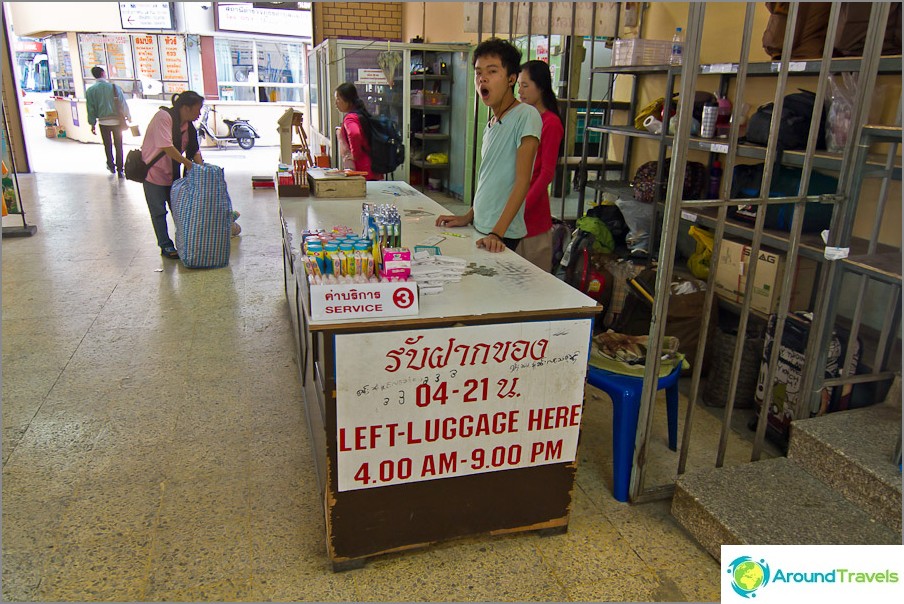 Bagasjeoppbevaring ved Chiang Mai bussterminal - en gammel bygning