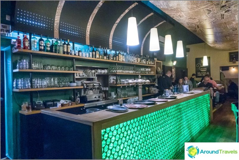 El bar Mlsnej Kocour en Praga es un promedio para turistas y locales.