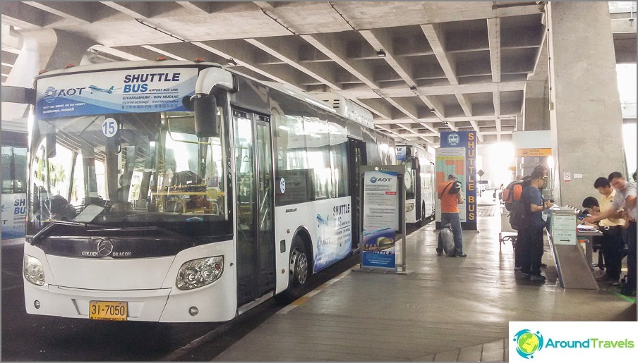 Shuttle bass, který cestuje z Don Muang do Suvarnabhumi