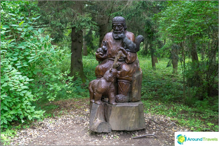 En el parque con una docena de figuras de cuentos de hadas.