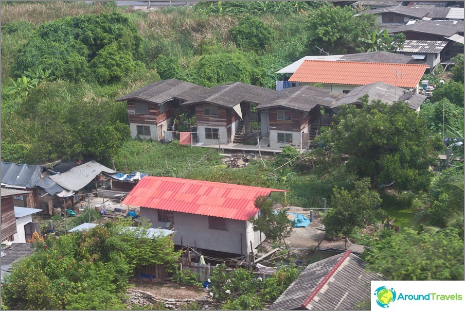 Maisons sans prétention à la périphérie de Bangkok