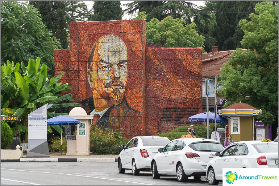 Det första som kan få ett öga nära huvudentrén är ett porträtt av Lenin