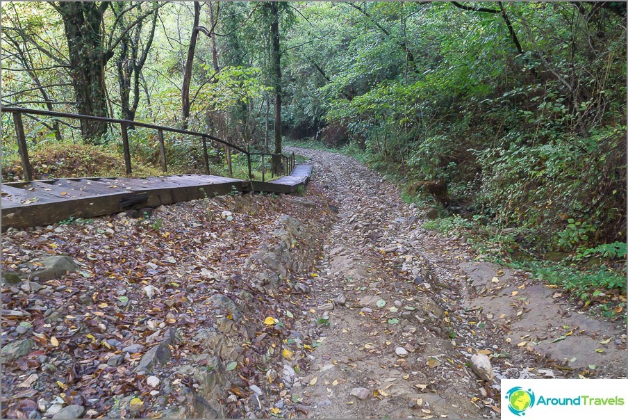 Az út a parkolótól a dolmenig