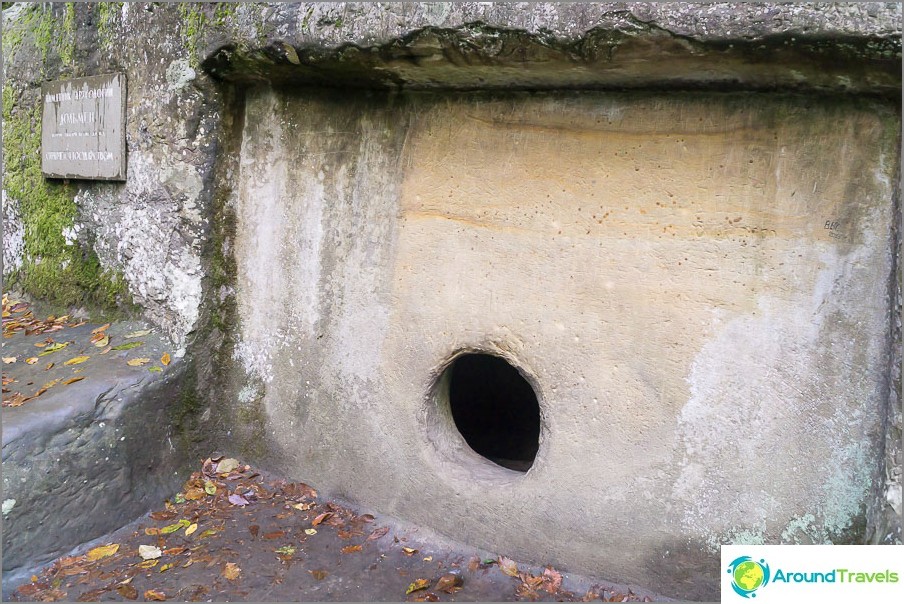 No recomendado, pero puedes subir al dolmen en sí