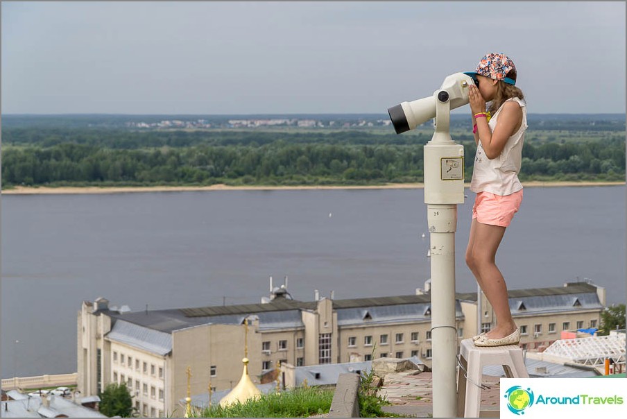 Des jumelles sont installées sur le pont d'observation, 10 roubles