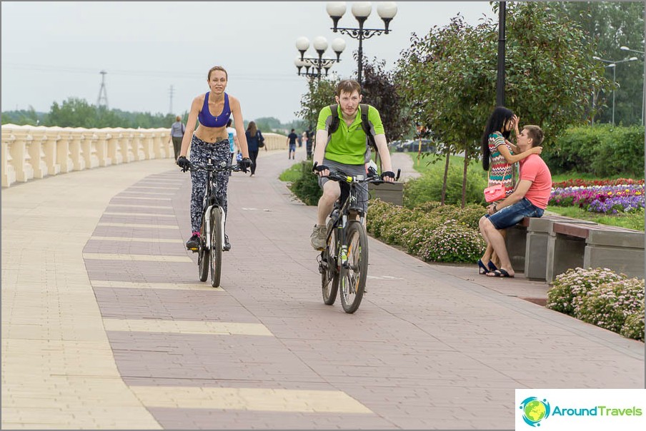 На вулицях у будній день багато людей, молоді - гуляють, відпочивають, катаються