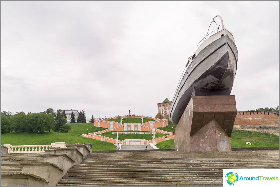 Chkalovskaya стълба и лодка герой