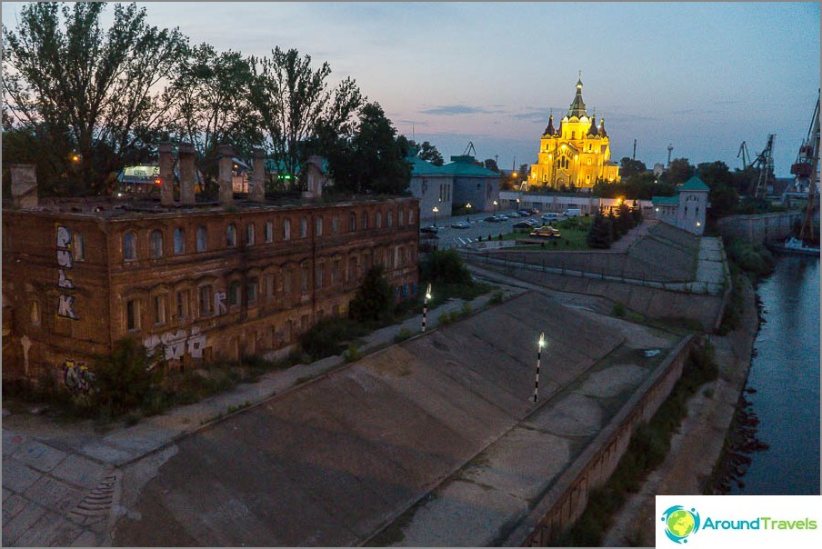 Chrám na velmi podivném místě, v blízkosti přístavu a ruin