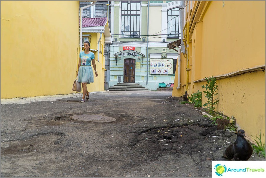 L'une des voies adjacentes à la rue piétonne