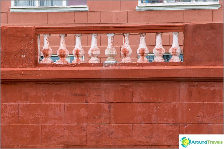 Seltsame Restaurierung - Baluster krumm blind und die ganze Farbe floss