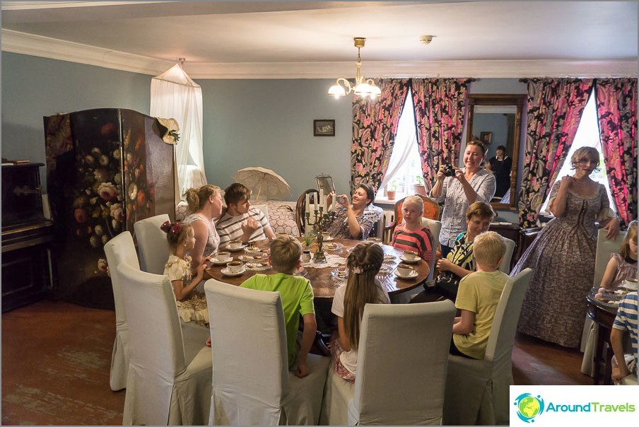 Segundo salón - Fiesta del té para comerciantes